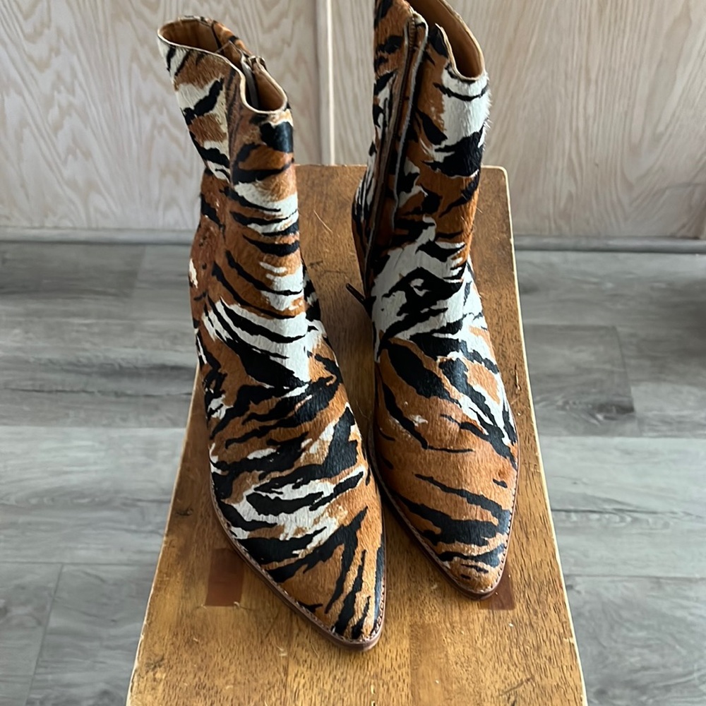 Matisse Cary Zebra ankle boots size 9.5